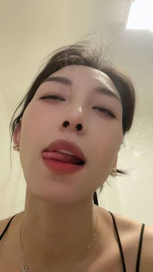 FREE001- 抖音網紅 在在嗎 photo