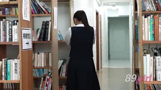 MURIKURI-017 小莉J●變態硬核生猛路線 她被抱起並束縛住，光滑的陰道緊緻得讓她哭泣，第一次體內射精讓她明白了什麼，把她變成了一個人形馬桶