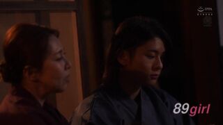 [4K]JUR-903 在一家日式旅館做短期工作期間，我被一位當地迷人的已婚婦女誘惑，我們熱情地接吻，口水直流，這讓我瘋狂，結果我們度過了一個汗流浹背的夏天。