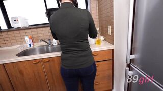 DOKS-692 對那個看起來老實、不擅長拒絕的戴眼鏡女性朋友，半推半就地把肉棒蹭在她身上，結果搞得她失禁高潮了。
