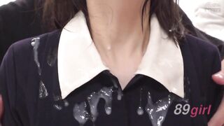 DVMM-453 男女通用AV：魔鏡的另一邊是她心愛的男友！一位天真美麗的高中女生第一次體驗了猛烈的顏射！她渾身溼透，制服、頭髮和臉上都沾滿了濃稠的精液！一根粗大的成人陰莖插入了她的JK小穴，她就站在男友旁邊，渾身沾滿了精液……