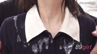 [無碼破解]DVMM-453 男女通用AV：魔鏡的另一邊是她心愛的男友！一位天真美麗的高中女生第一次體驗了猛烈的顏射！她渾身溼透，制服、頭髮和臉上都沾滿了濃稠的精液！一根粗大的成人陰莖插入了她的JK小穴，她就站在男友旁邊，渾身沾滿了精液……