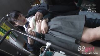 [無碼破解]NHDTB-675 一名身材豐滿的 16 歲女學生在擁擠的公交車上遭到從背後性侵，她的胸部被隔著制服揉捏，讓她在快感中扭動身體。
