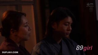 [無碼破解]JUR-903 在一家日式旅館做短期工作期間，我被一位當地迷人的已婚婦女誘惑，我們熱情地接吻，口水直流，這讓我瘋狂，結果我們度過了一個汗流浹背的夏天。