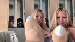TWAV1192- 頂級真F奶頂級身材網美直播把整顆頭燈都塞出去給粉絲送福利
