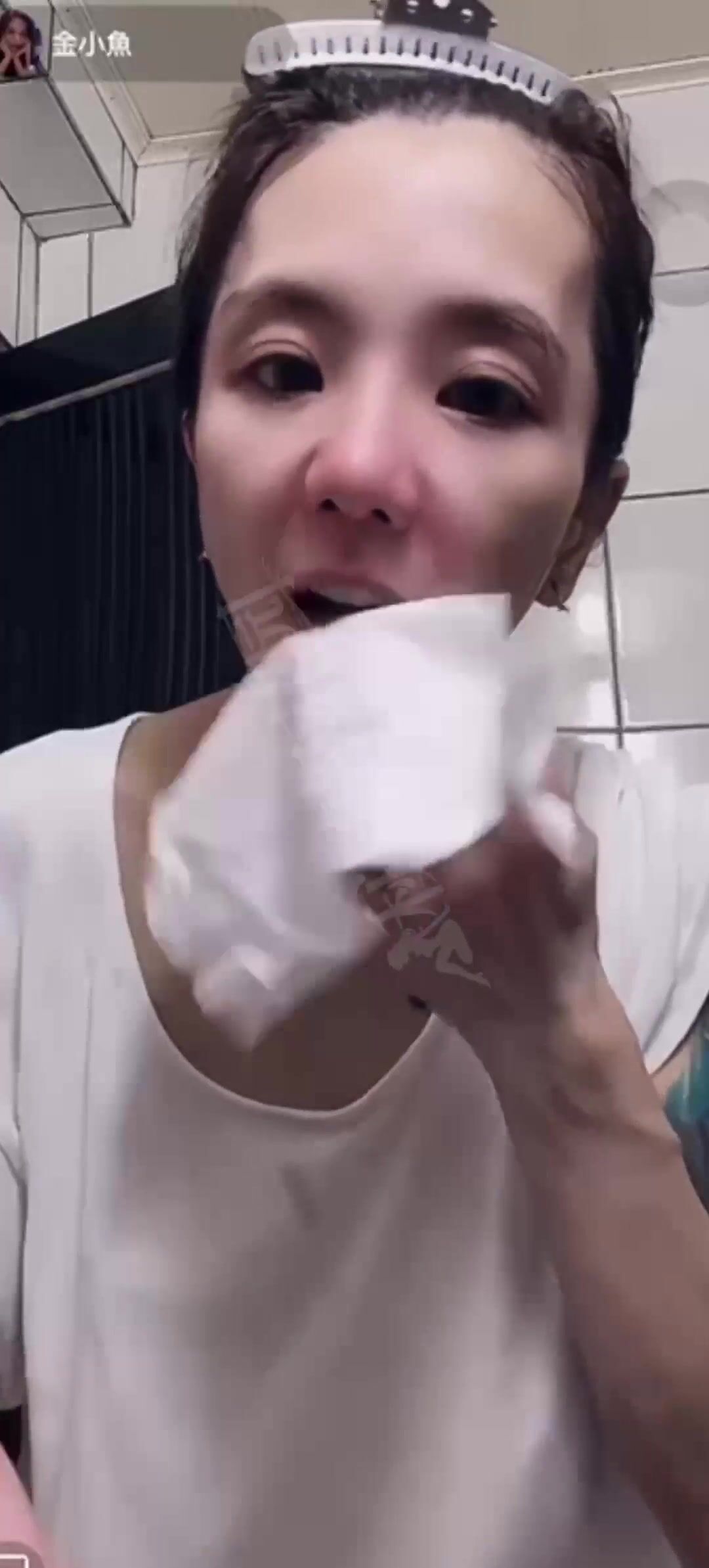 TWAV0668- 大奶89熟女網美直播走光