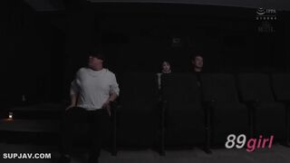 ROYD-343 在幾乎空無一人的電影院里……坐在我旁邊的一位身材苗條、胸部豐滿的金發女郎不斷地挑逗我，而我卻只能專注於射精……百永紗莉奈
