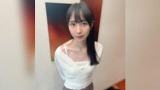 FC2PPV 4965102 與一位正在找工作的漂亮女大學生共度難忘時光，她高攀不起。盡管她羞澀地抗議“不要射在里面！”，最終還是屈服於內射，體驗了未經潤滑的插入和高潮的羞恥感！