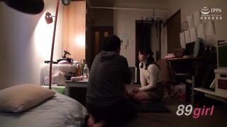 C-2530 11 妻子在的丈夫身邊被人誘惑。