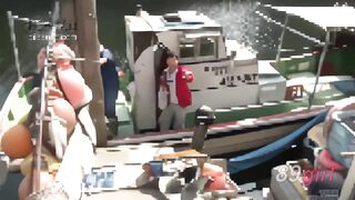 [無碼破解]MCSR-137 一位身材豐滿、胸部傲人的已婚少婦，只要有人輕觸她的乳頭就能達到高潮……《大叔的散步02》難道你不想看比AV更刺激的性愛嗎？與一位擁有誘人豐唇的美豔妻子在市中心約會。妻子雙腿纏繞著大叔，任由他射精在她體內，她敏感的反應簡直瘋狂！