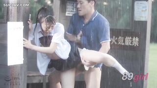 [無碼破解]T28-595 一名渾身溼透的女學生在公交車站避雨時遭到性侵犯。