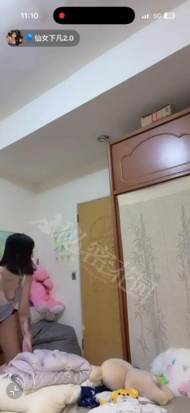 TWAV0975- 抖音短髮小網美睡衣直播粉絲福利走光秀