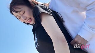 SKMJ-793 藍天無胸罩挑戰！一位業餘女大學生嘗試了她的第一次戶外無胸罩挑戰！她的胸部走光了，哈哈！看到這麼多人，她興奮不已，乳頭也硬了起來！真是羞恥至極！她的乳頭在戶外被揉捏和玩弄，讓她高潮迭起！她也想要別人撫摸她的陰部，最後發展成了一場激烈的性愛！