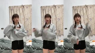 TWAV1095- 萌系小母狗 各種騷逼姿勢擺拍 還是黑森林