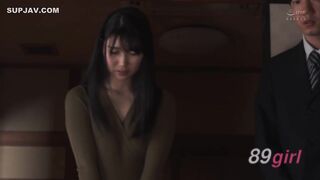 [無碼破解]APNS-289 這位身材豐滿、墮落的見習老闆娘被迫在未婚夫面前為惡棍們進行淫穢的性奴役，而她甚至還沒把自己的身體獻給他……夏美由裡香